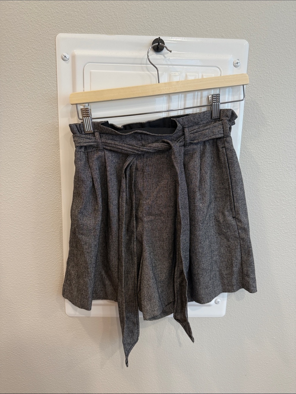 GU Size L Women's High-Waist Tie-Belt Skirt in Charcoal Gray